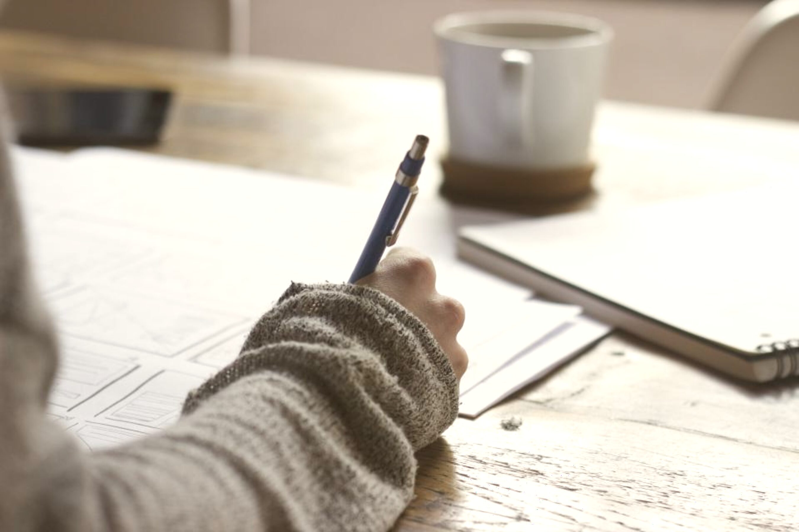 مكتب دافئ بدفتر وقهوة